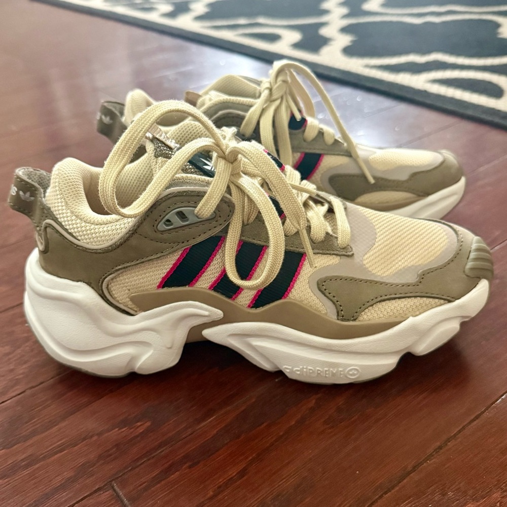 New without box ADIDAS MAGMUR RUNNER - Picture 8 of 10